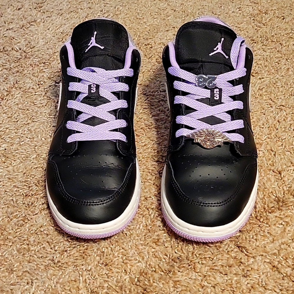 Air Jordan 1 Low SE (GS) black/white-lilac 7Y/8.5W